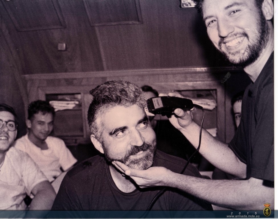 1988. Visita al peluquero durante una patrulla de larga duración. En esta ocasión es el Jefe de Máquinas del "Siroco" el que repasa su corte de pelo en la barbería improvisada en el comedor de marinería
